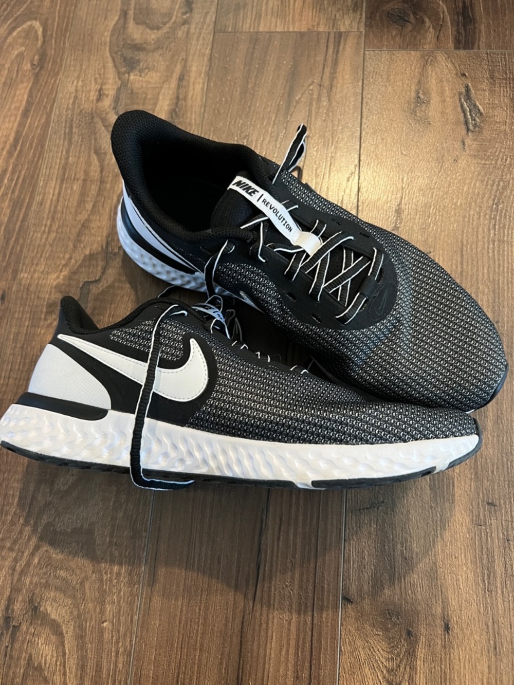 Nike women’s 10.5 Black and White Athletic Running Shoes
